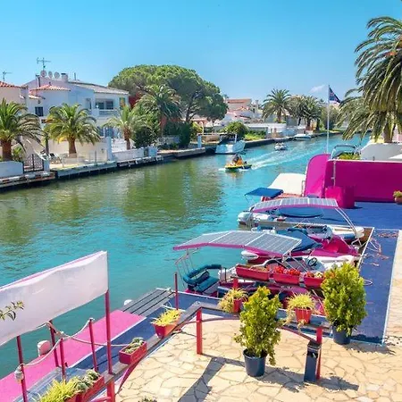 Dom wakacyjny S46-casa De Vacaciones Climatizada Con Piscina, En El Centro Junto Al Mar, Barbacoa Y Wiifi Empuriabrava